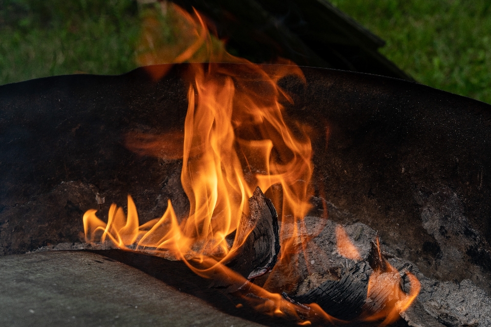 Fuoco rosso carboni
 legna