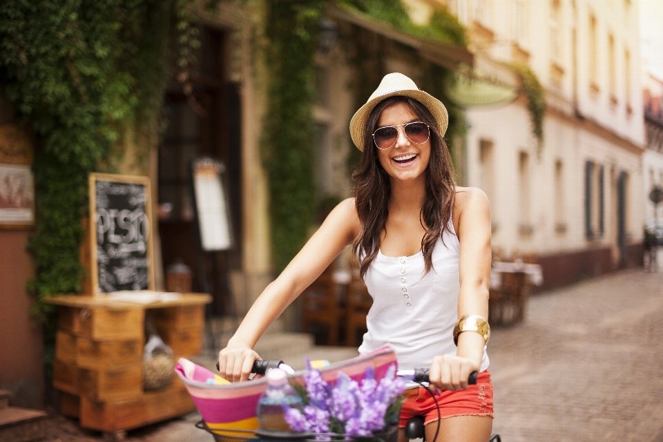 Mujer equitación ciudad gafas
