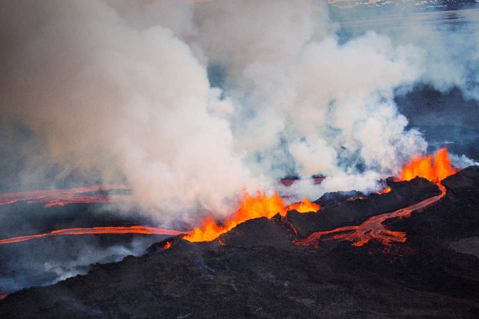 Fuego fumar volcán naturaleza