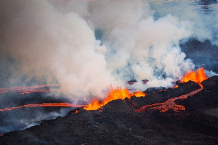 Foto Api merokok gunung berapi alam