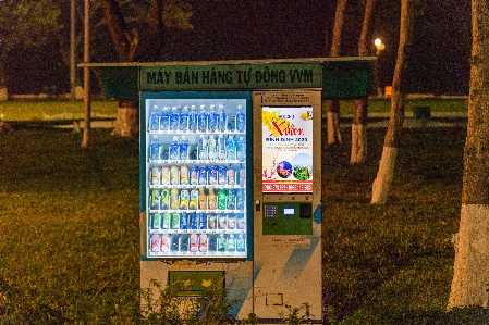 Foto Vietnam taman mesin penjual otomatis
 malam