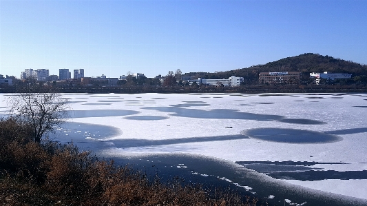 Foto Danau musim dingin
 suwon dari korea
 barat
 salju