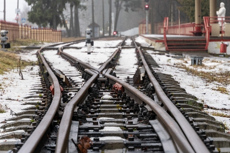 Foto Ferrovia de bitola estreita
 trilhos semáforo vermelho