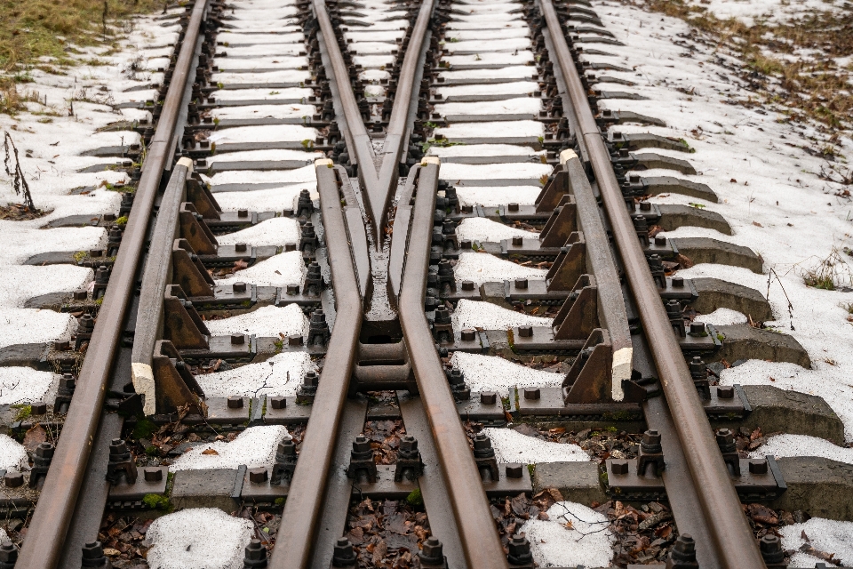 Ferrovia de bitola estreita
 trilhos semáforo vermelho