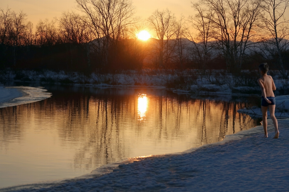 Tramonto inverno ragazzo fare il bagno