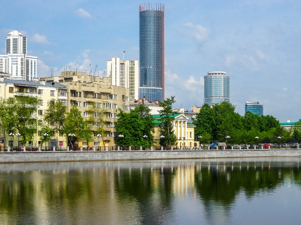 Grattacielo edifici fiume riflessione