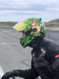 Foto Cavaleiro capacete motocicleta verde