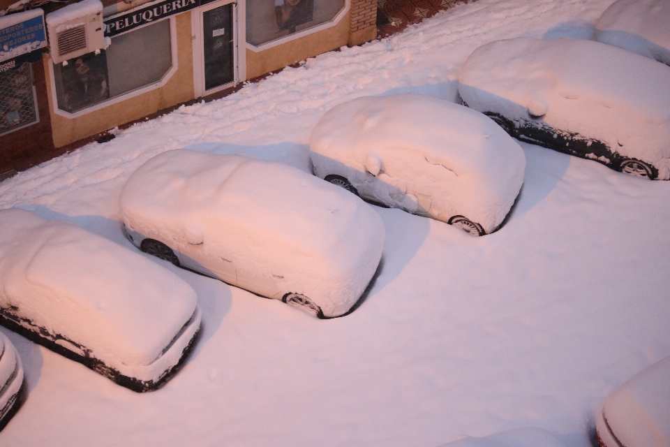 Neige tempête voiture rue