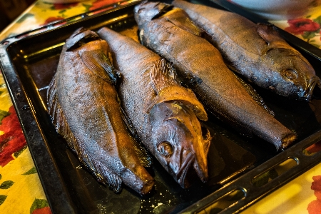 魚の燻製
 ヤスリ 食べ物 皿 写真