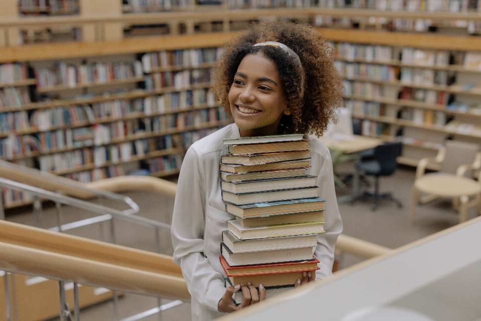 Frau kleidung lächeln bücherregal