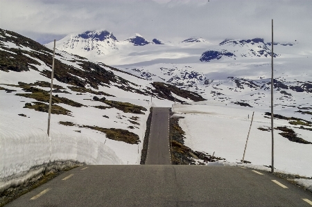 Schneelandschaft weite strasse berge Photo