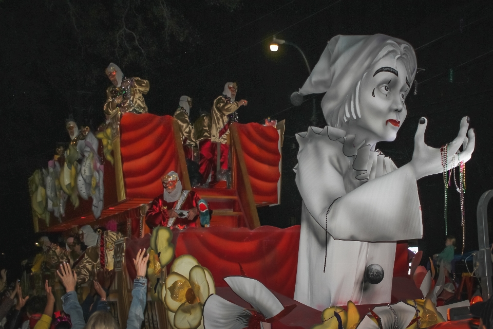 Desfile traje mascarilla entretenimiento