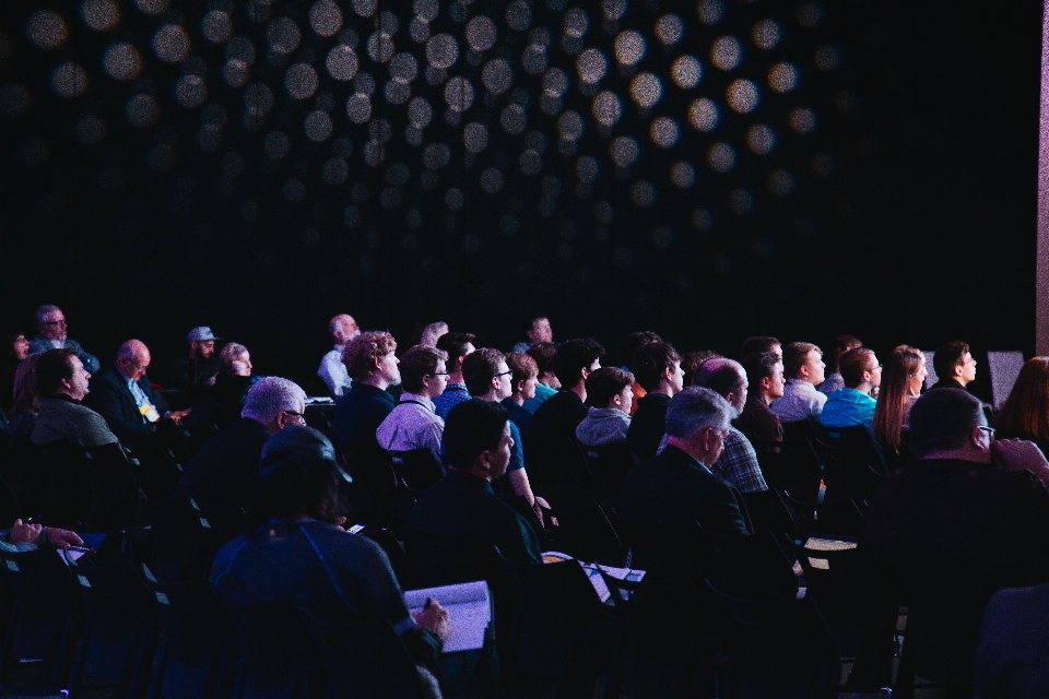 Conférence événement corbeau d'entreprise