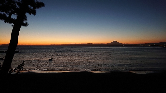 Foto Matahari terbenam gunung fuji
 fuji sisi laut
