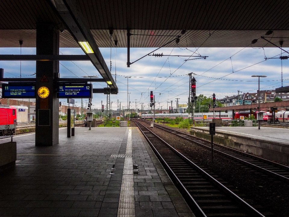 Dusseldorf
 platform stasiun kereta
 arsitektur