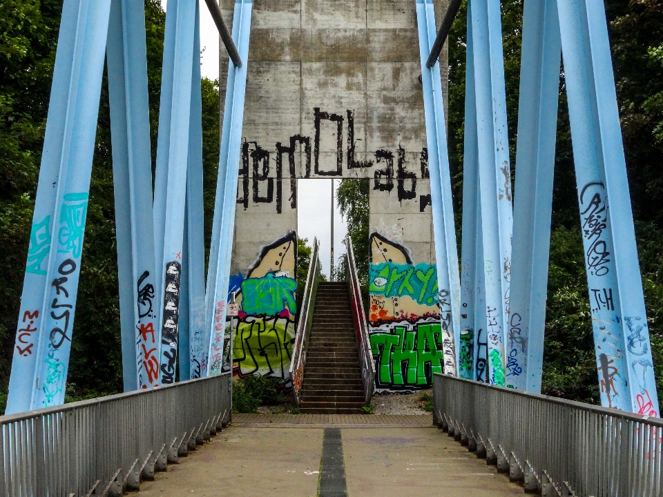 Cologne menjembatani simetri coretan