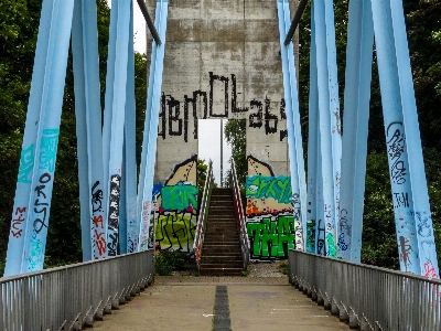 Photo Eau de cologne pont symétrie graffiti