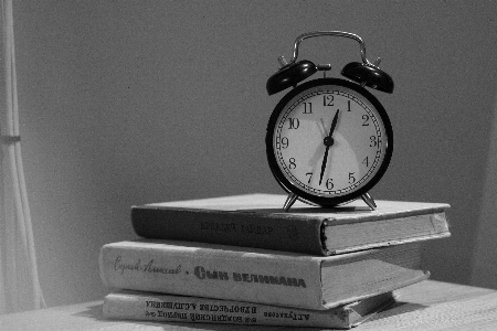 Foto Tempo relógio despertador livros