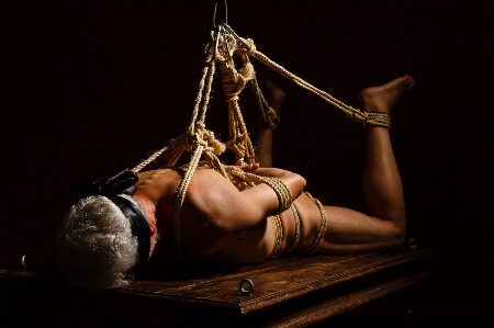 Foto Schiavitù
 uomo schiavo
 shibari
 corda