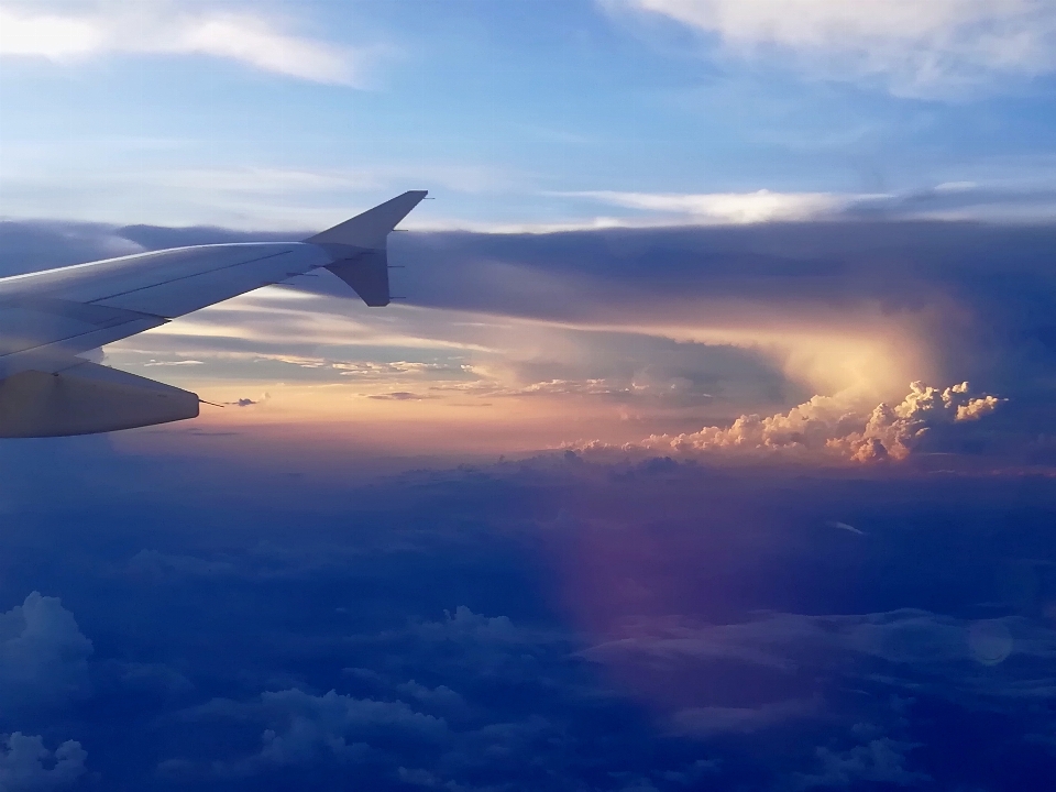 Cielo vuelo avión atardecer