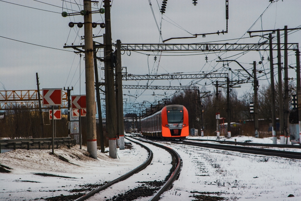 Imagens trem céu neve