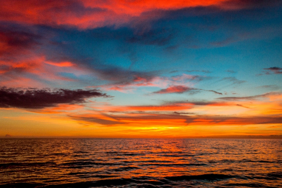 Plaża ocean zachód słońca niebo