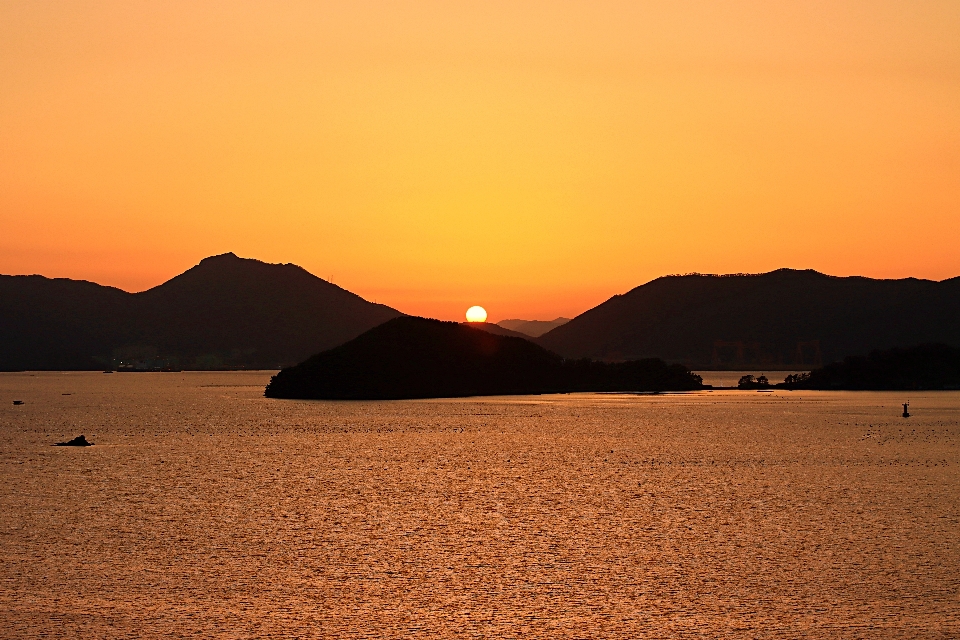 日没 韓国の夕日
 水 空