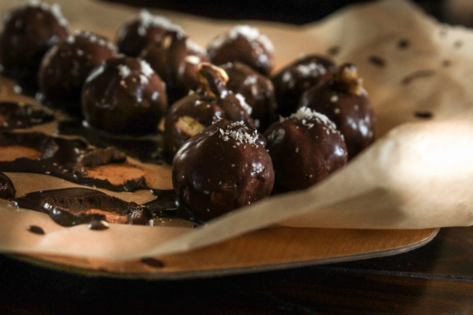 Hidangan penutup manis bola cokelat