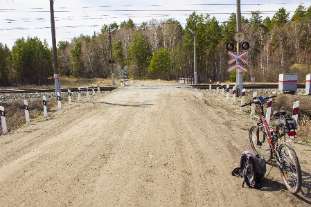 Railway semaphore crossing rails Photo