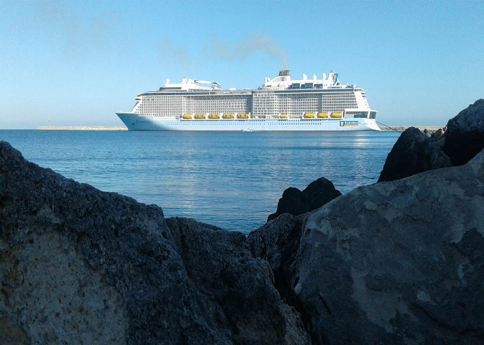 Bote mar cielo rocas