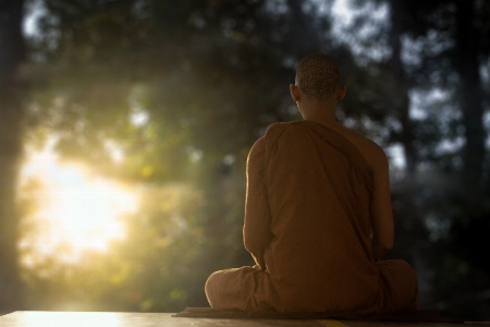 Foto Biarawan bermeditasi
 meditasi senja