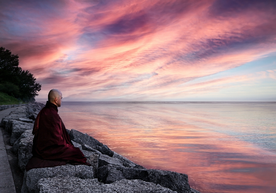 Meditasyon budist göl kenarı
 alacakaranlık