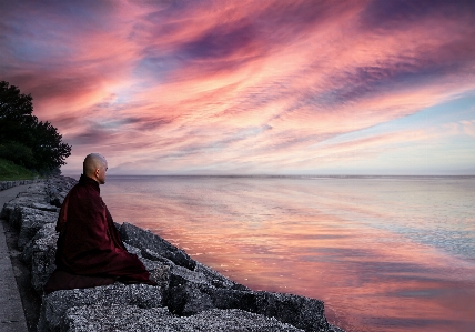 Foto Meditasi buddhis tepi danau
 senja