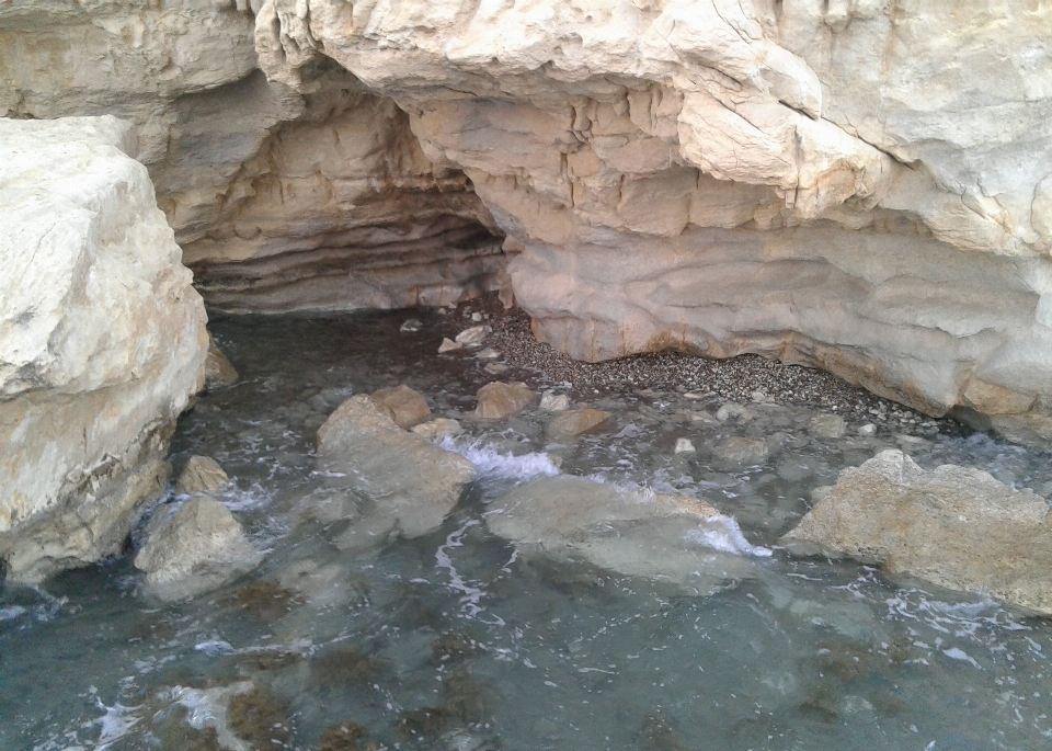 Laut bebatuan berbatu dingin
