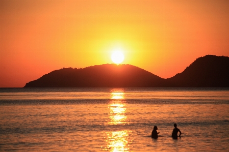 日没 ビーチ 太陽 山 写真