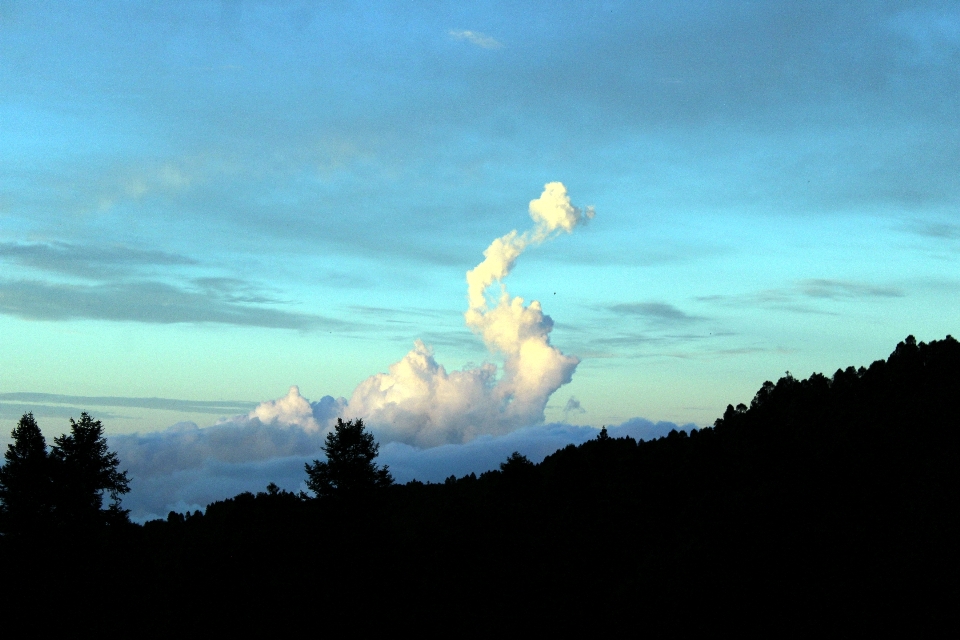 Nuvens céu pôr do sol montanha