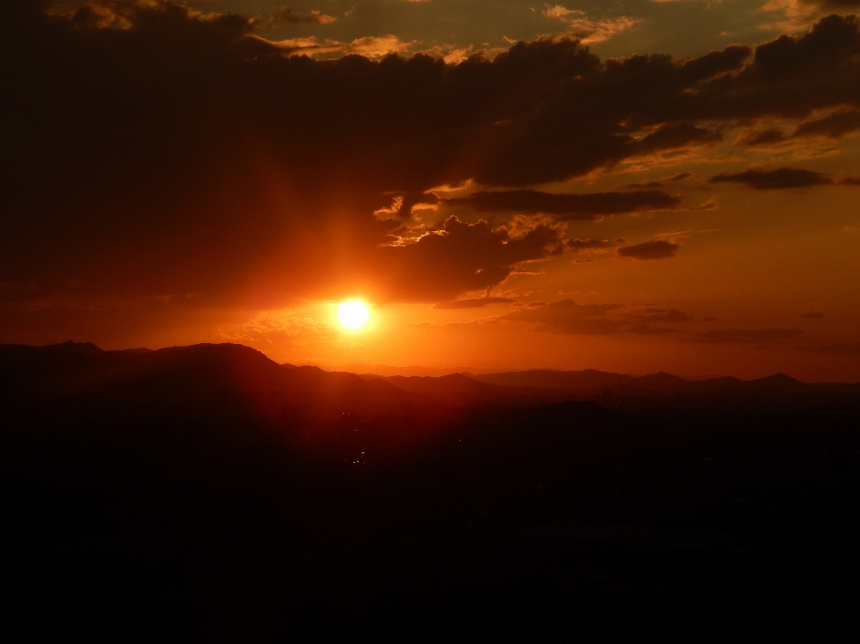 Atardecer montañas nubes cielo