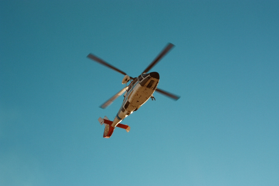 Hubschrauber fliegend himmel propeller