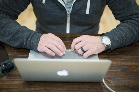 Betrachten computer hand laptop Foto