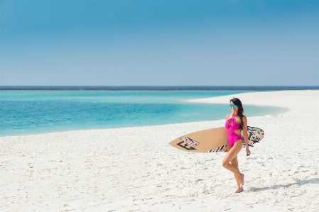 Foto Donna acqua cielo fare surf