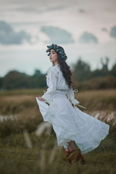 Femme affronter ciel nuage