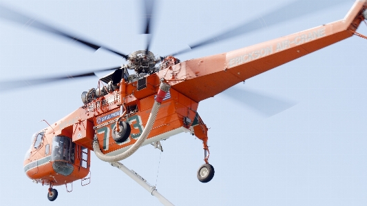 Photo Ciel grue sikorsky s 64
 pneu roue