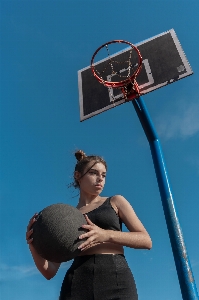 女性 空 バスケットボール バスケットボールフープ
 写真