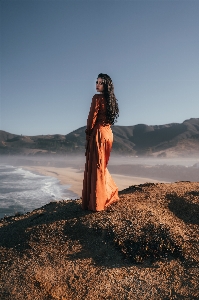 Foto Mulher céu nuvem montanha