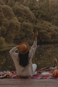 Foto Mulher água árvore pessoas na natureza
