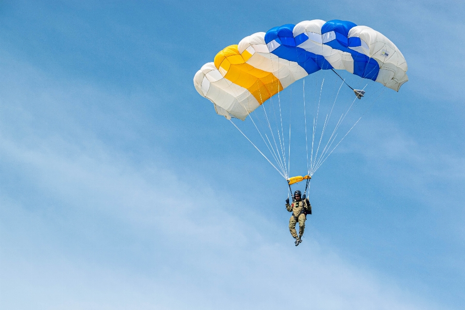 Céu nuvem pára-quedas parapente
