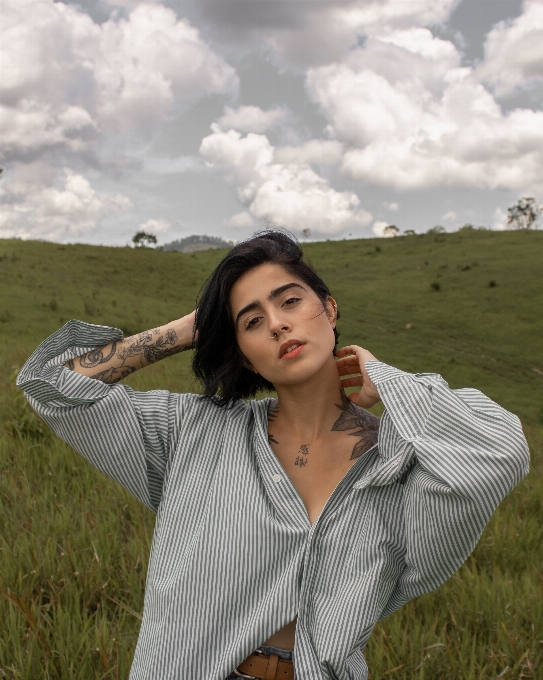 Mujer nube cielo labio