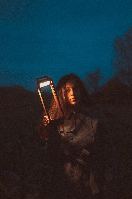 Mujer fotografía con flash
 cielo iluminación automotriz
