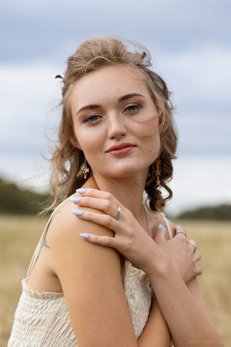 Femme cheveux lèvre main