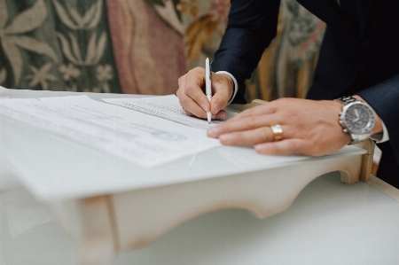 Arbeiten betrachten hand tisch Foto